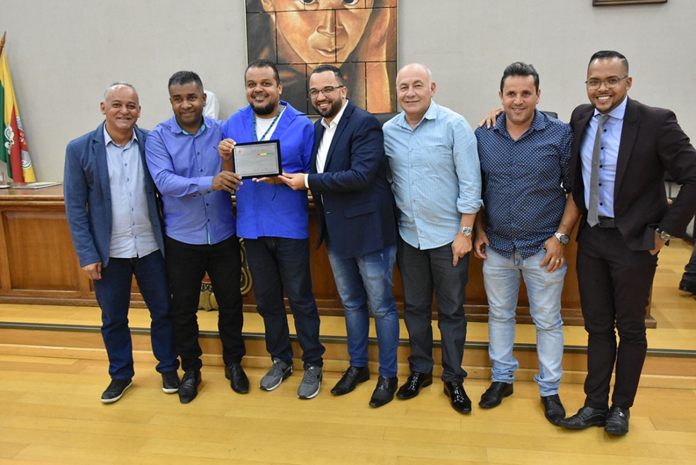 Vereadores homenageiam representantes da Rádio Comunidade